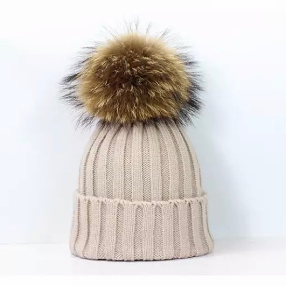 ✨SALE✨ Pom Pom Beanie - Picture 2 of 4